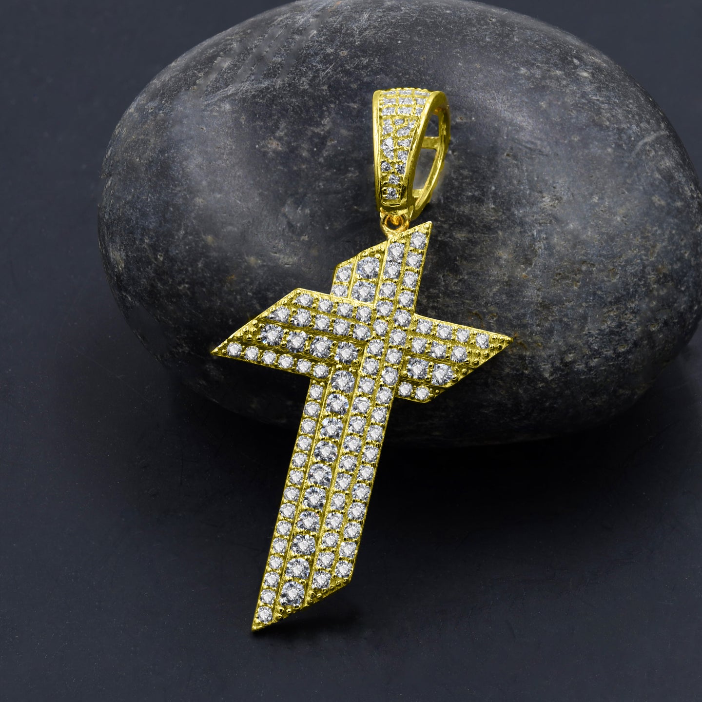 FLICKERING CROSS PENDANT | 9212092