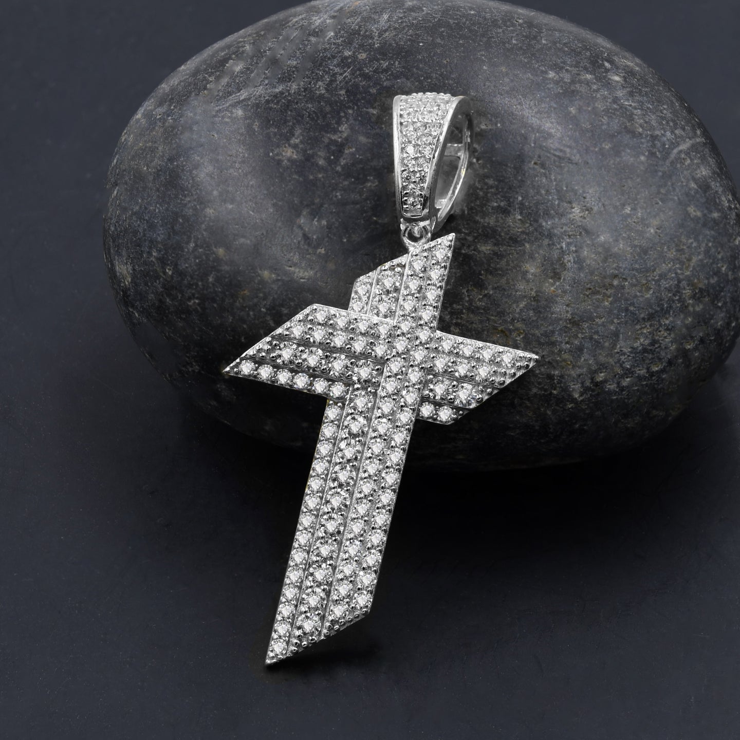 FLICKERING CROSS PENDANT | 9212091